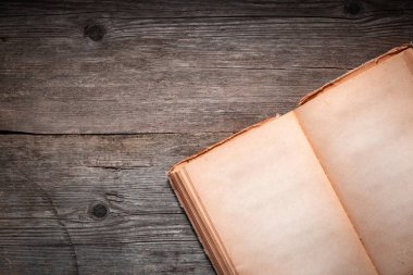 Antika kitap, eski ahşap masanın üzerinde, kırpma yolu olan. Ope