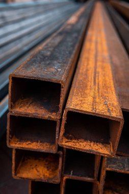 İnşaat için çelik çubuk. Metal boru profili. Stok fotoğrafım.