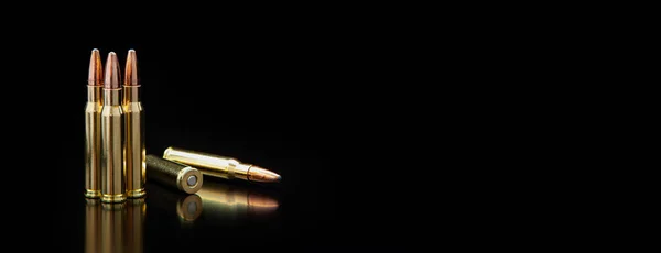 Siyah arka planda refleksle izole edilmiş kurşun. Tüfek mermisi