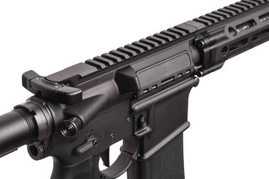 Modern otomatik tüfek üzerinde beyaz izole 