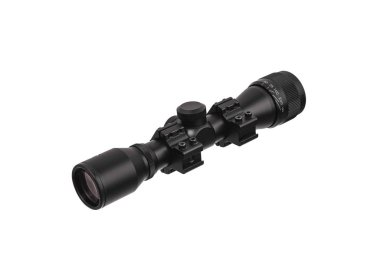 beyaza bürünen silah için modern siyah optik kapsam. Görüş 
