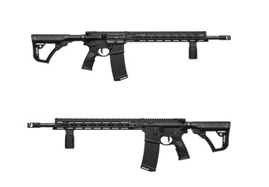 Modern otomatik tüfek üzerinde beyaz izole 