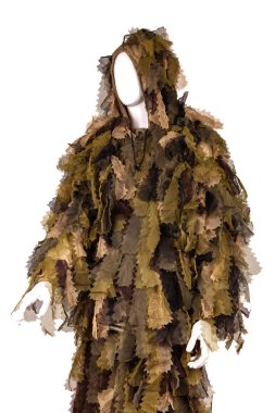 Ghillie giysisi beyaz arka planda izole edilmiş. Kamuflaj keskin nişancı sui