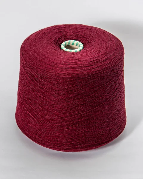 Bobbin of yarn on a white background.Textile reel on isola — Stock Photo, Image