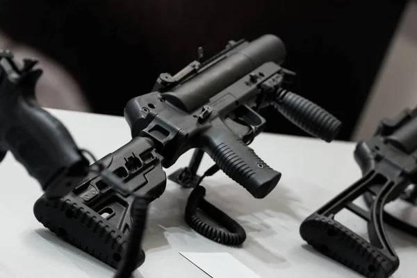 Estante de armas em uma exposição de armas . — Fotografia de Stock
