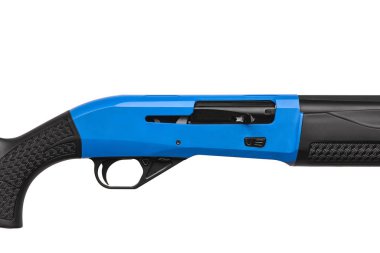 Modern yarı otomatik av tüfeği beyaz arka planda izole edilmiş. Biz