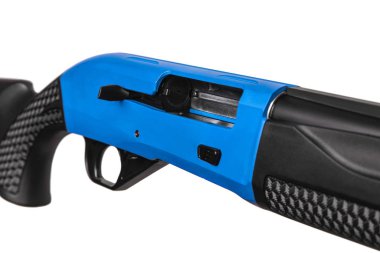 Modern yarı otomatik av tüfeği beyaz arka planda izole edilmiş. Biz