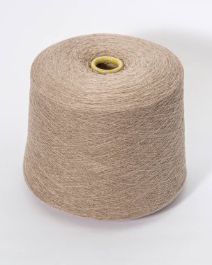 Beyaz arka plan üzerinde iplik yeşil bobin. Tekstil makara üzerinde isola