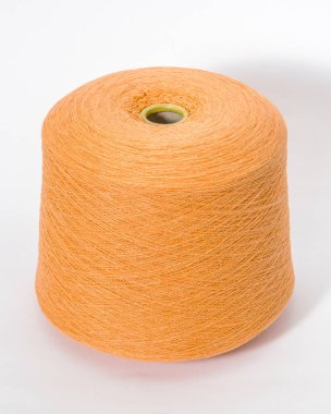 Beyaz arka plan üzerinde iplik yeşil bobin. Tekstil makara üzerinde isola