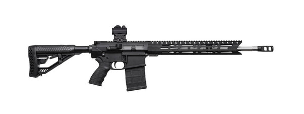 Современный автоматический карабин с коллиматорным прицелом изолирован на белом
 