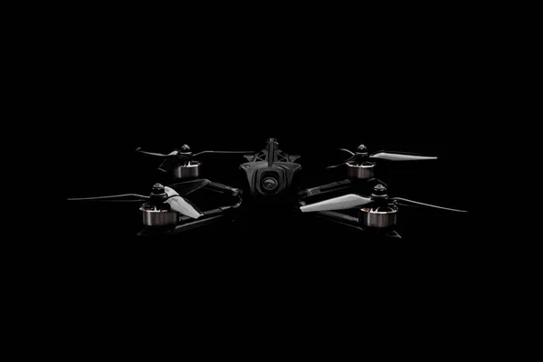 Moderne Fpv drone op een zwarte achtergrond. Viermotorige vliegtuigen aan boord — Stockfoto
