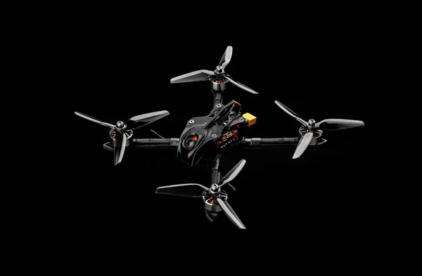 Drone FPV moderno sobre fondo negro. Aviones de cuatro motores en — Foto de Stock