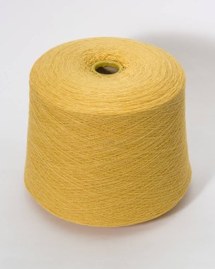 Beyaz arka plan üzerinde iplik yeşil bobin. Tekstil makara üzerinde isola