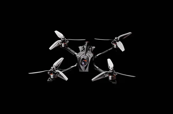 Drone FPV moderne sur fond noir. Avion quadrimoteur en marche — Photo