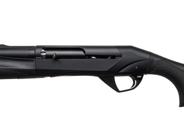 Modern yarı otomatik solak av tüfeği beyaz sırtında izole edildi.