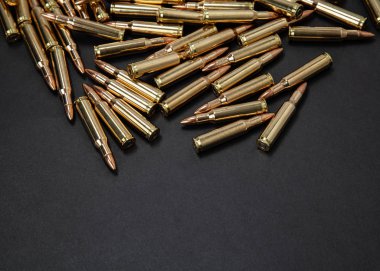 Karanlık bir arka planda silahlar için fişekler. Parlak pirinç cephane.