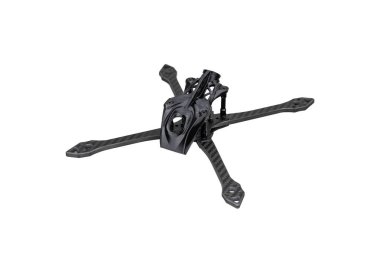 Beyaz arka planda modern FPV insansız hava aracı. Dört motorlu uçak açık. 