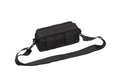 Beyaz arka planda izole edilmiş siyah naylon çanta. Bir gençlik b