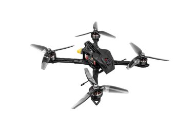 Beyaz arka planda modern FPV insansız hava aracı. Dört motorlu uçak açık. 