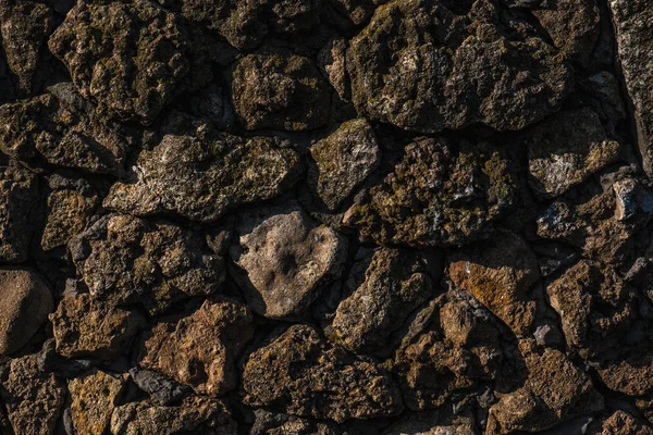 Textura de piedra. viejas piedras ásperas estrechamente adyacentes entre sí . — Foto de Stock