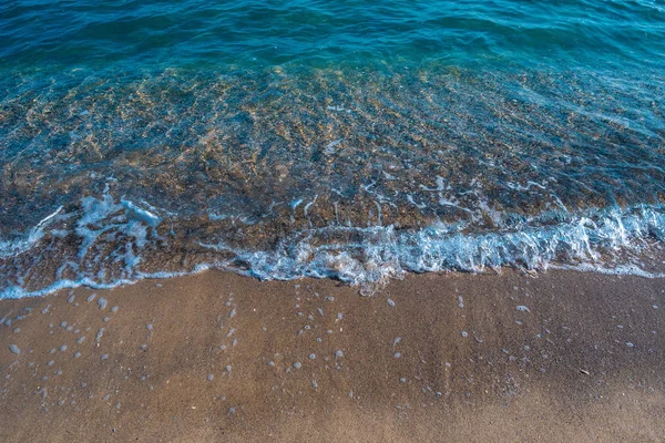 海景。 海浪在沙滩上奔流. 海洋的海岸或 — 图库照片