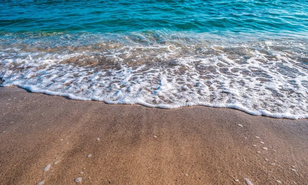 Tengerpart. Hullámok futnak a homokos parton. A tenger partja vagy — Stock Fotó