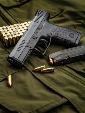 Siyah tabanca beyaz arka planda izole edilmiş. Kısa namlulu.