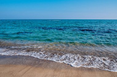 Deniz Burnu. Kumlu sahilde dalgalar akıyor. Deniz kıyısında ya da 