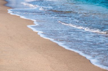 Deniz Burnu. Kumlu sahilde dalgalar akıyor. Deniz kıyısında ya da 