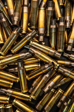 Tüfekler ve tüfekler için boş fişeklerin arka planı. Parlak 