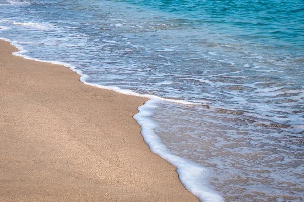 Seascape. Vågor som rinner på sandstranden. Havets strand eller — Stockfoto