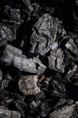 Yanmış bir ateşin külleri. Yanmış odunların arka planı. Geri vites