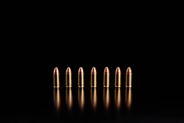 Kogel geïsoleerd op zwarte achtergrond met Reflexion. Geweer Bullet — Stockfoto