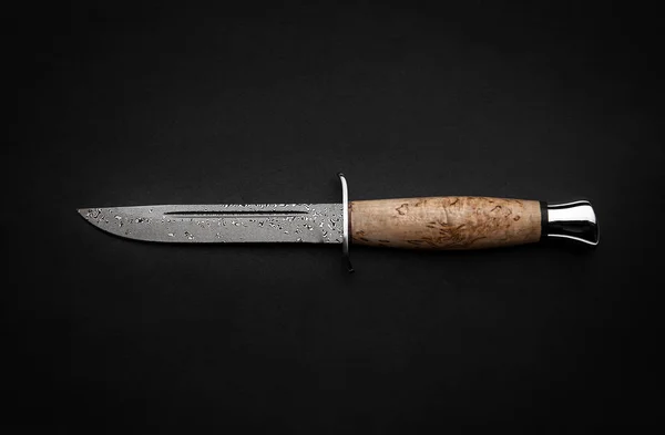 Cuchillo de caza Damasco con mango de madera sobre fondo oscuro — Foto de Stock