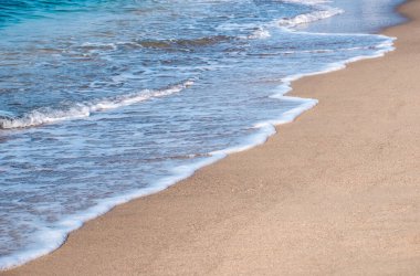 Deniz Burnu. Kumlu sahilde dalgalar akıyor. Deniz kıyısında ya da 