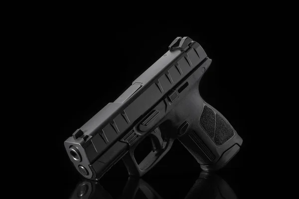 Czarny pistolet na ciemnym tle. Broń krótkolufowa — Zdjęcie stockowe