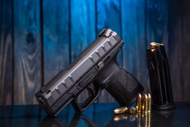 Siyah modern silah ve mühimmat koyu mavi arka planda.. 