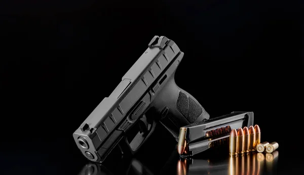 Czarny nowoczesny pistolet iamunicja doniego naark tle. — Zdjęcie stockowe