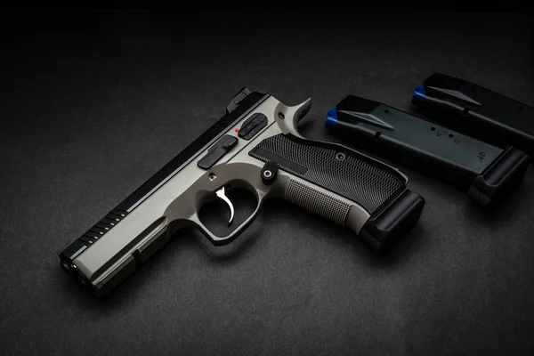 Moderne braune Pistole auf dunklem Hintergrund. Pistole. Waffen für den Sport — Stockfoto