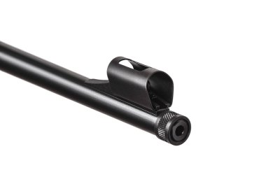 Küçük namlulu tüfek. 22 lr. Beyaz arka planda. Modern 22 kalibrelik yarı otomatik bir tüfek, beyaz kıçlı. Av sporları ve nefsi müdafaa için silahlar..