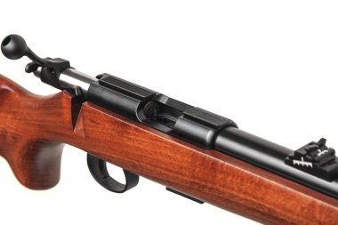 Küçük namlulu tüfek. 22 lr. Beyaz arka planda. Modern 22 kalibrelik yarı otomatik bir tüfek, beyaz kıçlı. Av sporları ve nefsi müdafaa için silahlar..