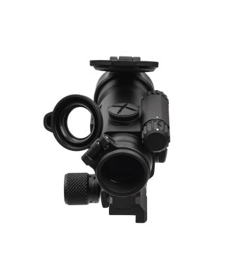 Modern siyah optik dürbün beyazda izole edilmiş bir silah için. Beyaz arkaplanda görüş alanı izole edildi