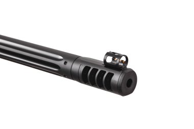 Havalı tüfek namlusuna yakın plan beyaz arka planda izole edilmiş. Pnömatik tüfek. Doğru atış için spor silahı..