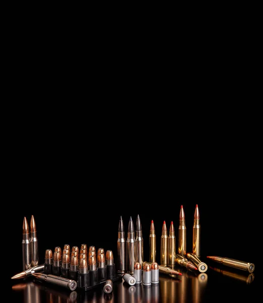 Různé Náboje Pro Různé Zbraně Různé Kalibry Tmavém Pozadí Munice — Stock fotografie