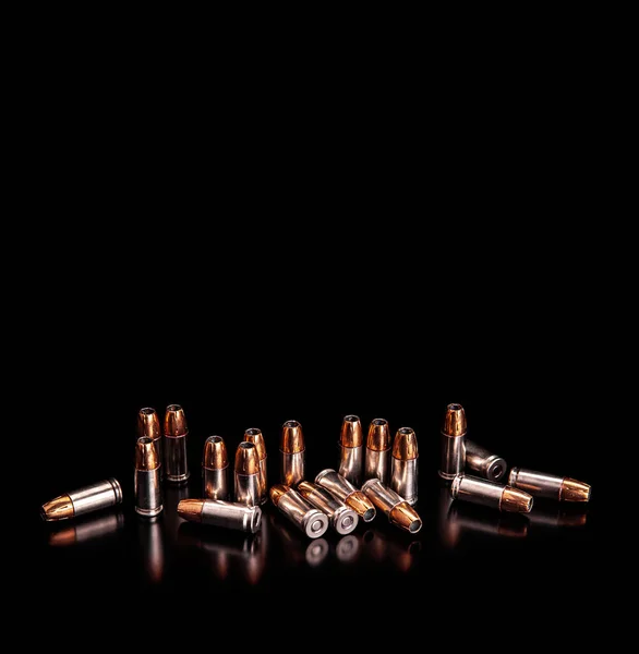 Lśniące Naboje Pistoletu Ciemnym Tle Amunicja Broni Wkłady Pistoletowe Kule — Zdjęcie stockowe