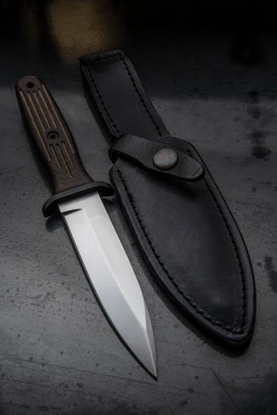 Современный Охотничий Нож Кожаный Чехол Темном Фоне Ручное Оружие Охоты — стоковое фото