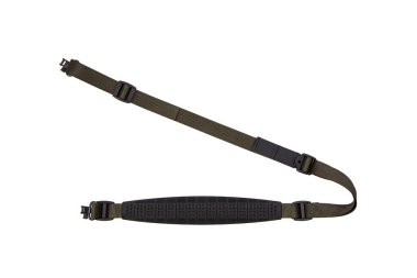 Omuz kayışı. Yeşil naylon kemer, beyaz arka planda izole edilmiş kayış..