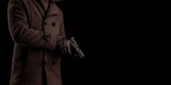 Muž Tmavém Kabátě Drží Zbraň Strážce Nebo Bodyguard Rukama Rukou — Stock fotografie