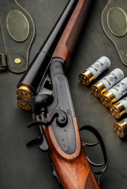 Klasik tetik, yeşil arka planda çift namlulu av tüfeği. Yeniden doldurmak için yumuşak delikli av tüfeği. Avcılar için konsept kartpostallar.