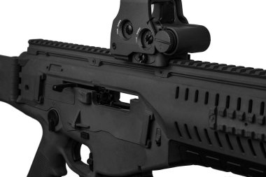 Çarpıştırıcı görüşlü modern otomatik karabina beyaz arka planda izole edilir. Ordu, polis ve özel kuvvetler için silahlar..